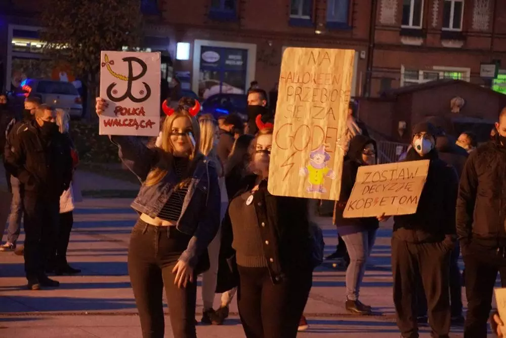 Rudzianki znowu zamanifestowały na rynku w Nowym Bytomiu swój sprzeciw w sprawie wyroku Trybunału Konstytucyjnego. W sobotę, 31 października, w Rudzie Śląskiej odbył się drugi protest kobiet.
