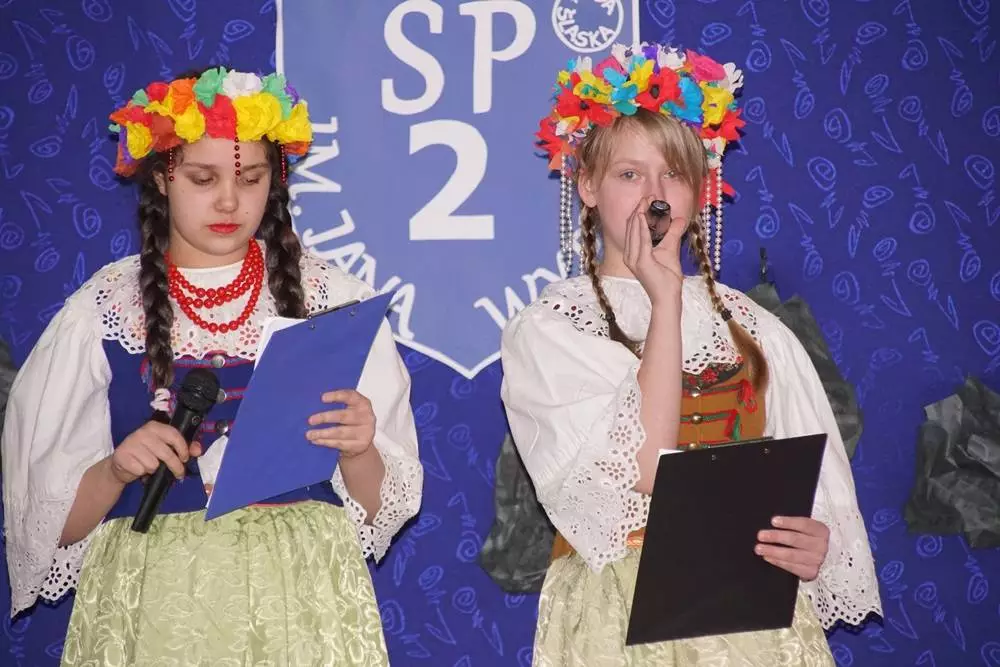 Piękne stroje i ogromne zamiłowanie do śląskiej kultury i tradycji zaprezentowali dzisiaj (12.03) uczniowie Szkoły Podstawowej nr 2 w Bykowinie, podczas obchodów Dnia Śląskiego.