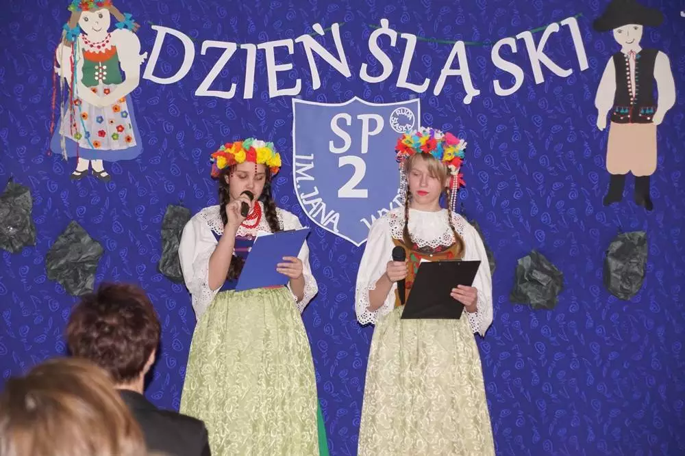 Piękne stroje i ogromne zamiłowanie do śląskiej kultury i tradycji zaprezentowali dzisiaj (12.03) uczniowie Szkoły Podstawowej nr 2 w Bykowinie, podczas obchodów Dnia Śląskiego.