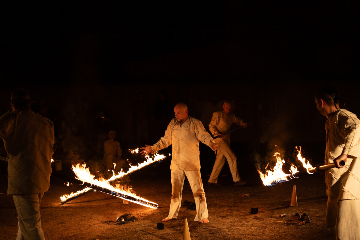 Wczoraj, 31 października br. na boisku Młodzieżowego Domu Kultury w Rudzie odbyło się widowisko ognia „Exultet – Światło Janasa”. / fot. Marek Faber