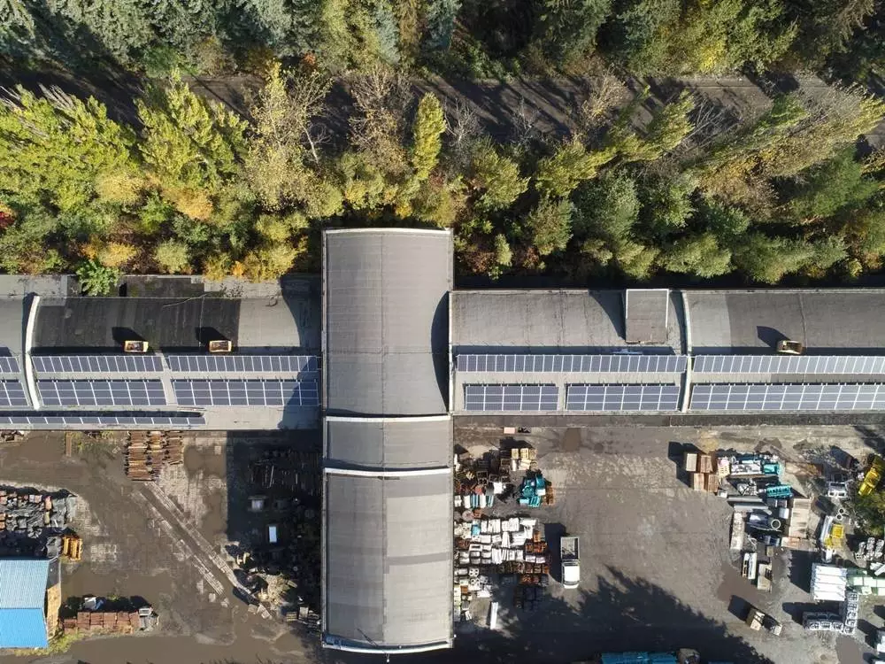 W Ruchu Halemba kopalni Ruda w Polskiej Grupie Górniczej w październiku uruchomiona została pilotażowa instalacja fotowoltaiczna o mocy 410 kWp (kilowatopików). To pierwsze z przedsięwzięć w dużym projekcie PGG na pozyskanie energii słonecznej.