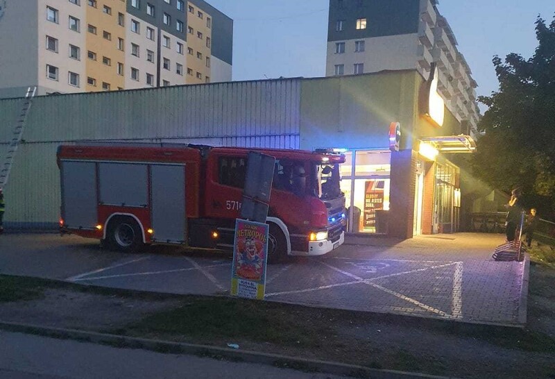 [FOTO] Wybuchł pożar na dachu sklepu Biedronka. Klienci i pracownicy ewakuowani