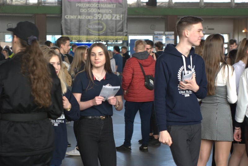 Około 2400 uczniów z Rudy Śląskiej niebawem wybierze dalszy kierunek To ponad dwa razy więcej osób niż w ubiegłym roku. Chodzi o uczniów z ostatniego rocznika gimnazjum oraz pierwszych absolwentów klas ósmych. Z myślą o nich zorganizowana została Giełda Szkół Ponadpodstawowych i Ponadgimnazjalnych.