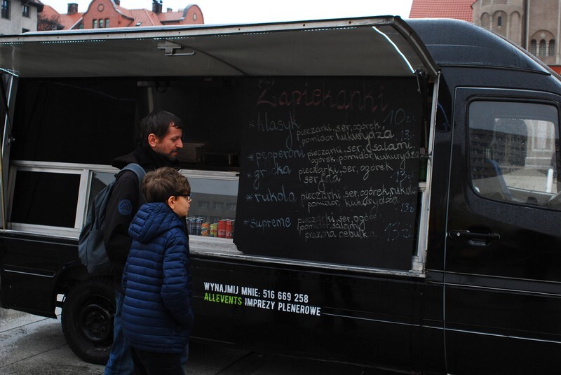 Gryfno Inwazja FoodTrucków: Miłośnicy błyskawicznie przyrządzanego jedzenia od piątku, 5 kwietnia, aż do niedzieli, 7 kwietnia, mogą próbować rozmaitych potrwa serwowanych z mobilnych kuchni, czyli foodtrucków.