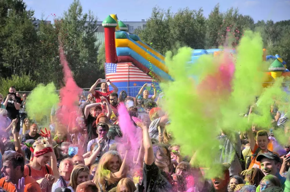 Uwaga! W sobotę w Rudzie Śląskiej zanotowaliśmy olbrzymi wzrost natężenia kolorów, radości i dobrej zabawy! Na otwartych terenach przy ulicy Górnośląskiej odbył się kolejny Holi Festiwal.
