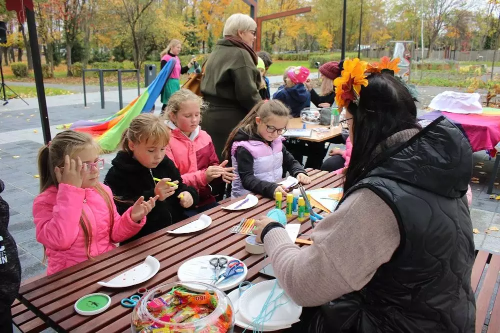 „Barwy jesieni na Trakcie Rudzkim” to akcja edukacyjna, która w ostatnią środę odbyła się na placu przy ogrodzie sensorycznym w zrewitalizowanym parku przy ul. Hallera w Rudzie Śląskiej.

fot. UM Ruda Śląska