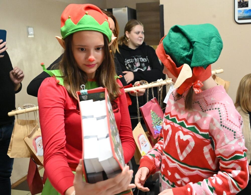 Dzieci z placówek opiekuńczo-wychowawczych otrzymały kalendarze adwentowe/fot. FB Anna Krzysteczko