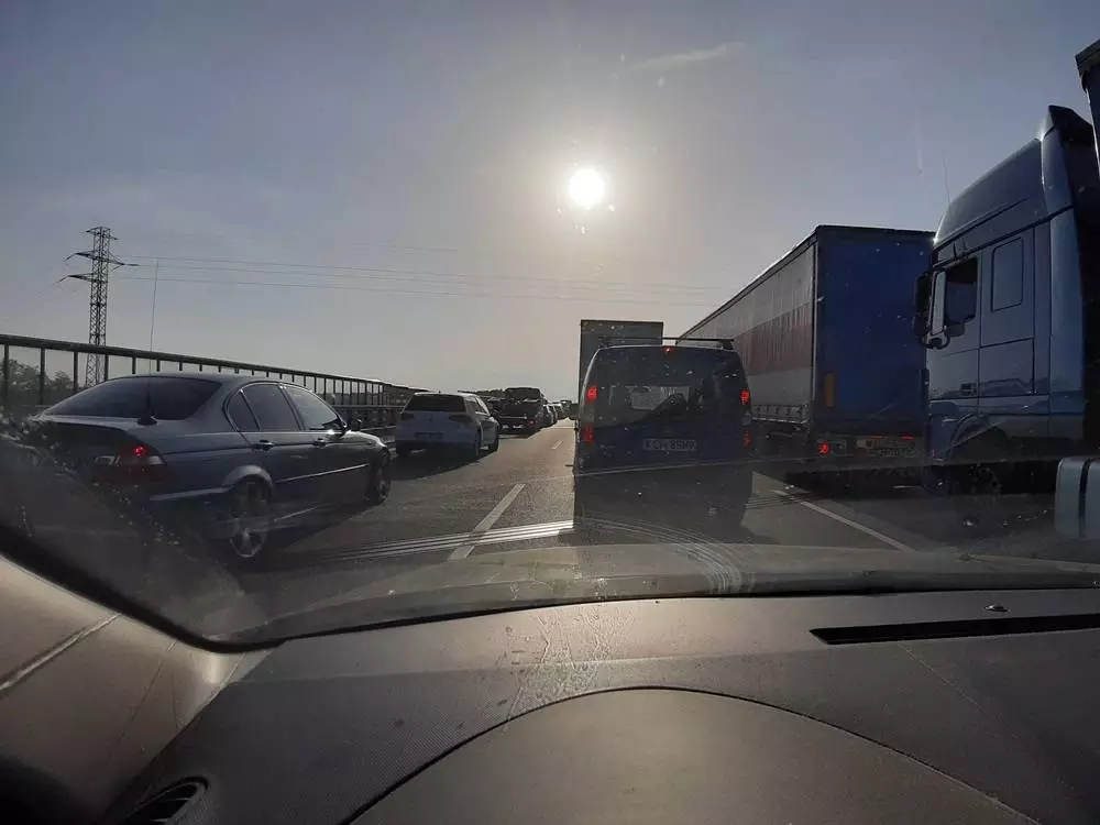 Na autostradzie A4 w kierunku Gliwic doszło do kolizji pięciu samochodów osobowych. Tworzy się ogromny korek. Lewy pas jest zablokowany.