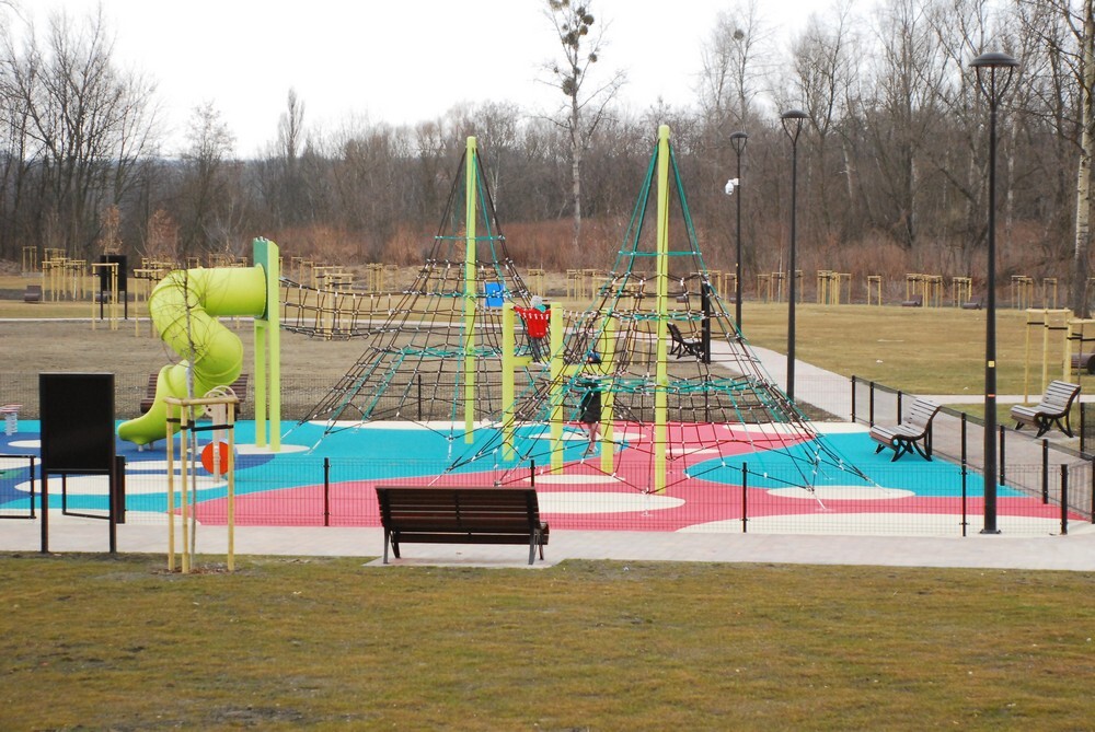 Teren po dawnej koksowni Orzegów w Rudzie Śląskiej zyskał drugie życie. Został oczyszczony z niebezpiecznych substancji, a cały obszar dawnego zakładu zaadaptowano na park z licznymi atrakcjami, m.in. tarasem widokowym, górką saneczkową, placami zabaw czy ścieżką dydaktyczną.