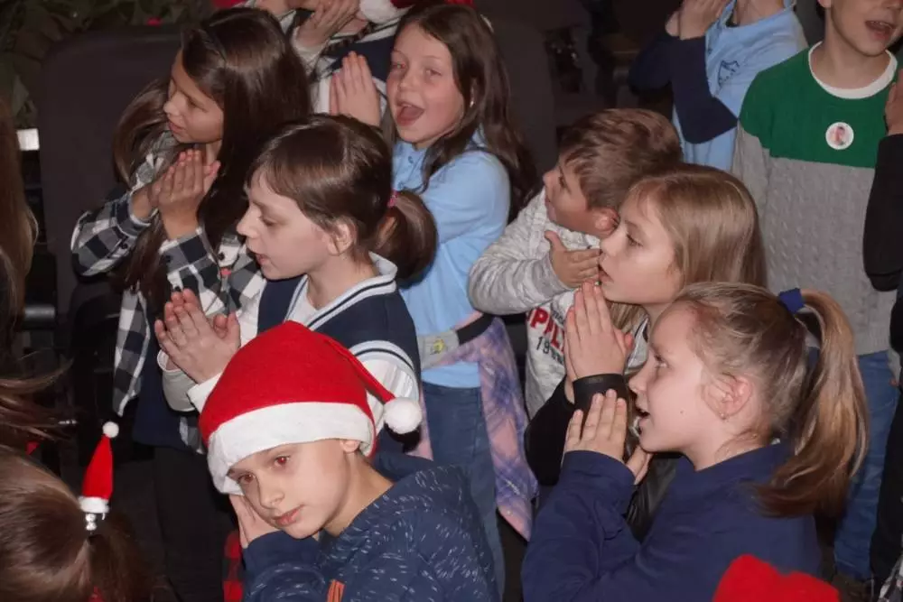 Wczoraj w Miejskim Centrum Kultury im. Henryka Bisty odbył się koncert charytatywny dla Kacperka. Kolejny raz rudzianie zmobilizowali się, by wesprzeć dzielnego 9-latka. Tym razem koncert zorganizowała Szkoła Podstawowa nr 16, w której uczy się chłopiec.