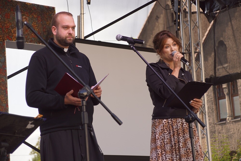 Z okazji III rocznicy Światowych Dni Młodzieży w Polsce już w sobotę na Placu Jana Pawła II w Rudzie Śląskiej – Nowym Bytomiu odbył się koncert muzyki chrześcijańskiej.