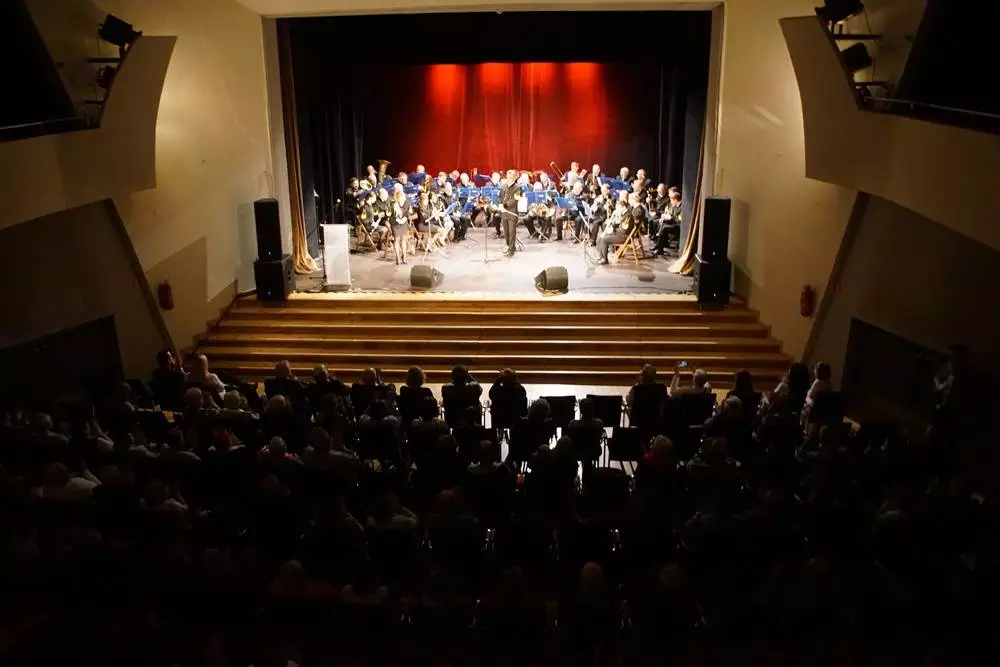 W piątek w bielszowickim Domu Kultury odbył się koncert karnawałowy w wykonaniu Orkiestry Dętej KWK "Bielszowice". Zebrana na miejscu publiczność mogła usłyszeć światowe hity muzyki klasycznej.