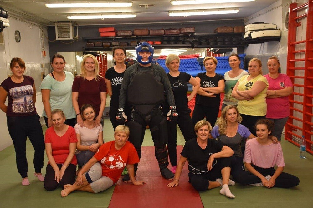 Uczestniczki kursu samoobrony skończyły przerwany przez epidemię cykl zajęć. Na ostatnim spotkaniu musiały przejść sprawdzian nabytych umiejętności. Zadanie polegało na obezwładnieniu jednego z instruktorów, który wcielił się w rolę agresora. Panie wykazały się niesamowitą determinacją i kreatywnością w unieszkodliwieniu napastnika.