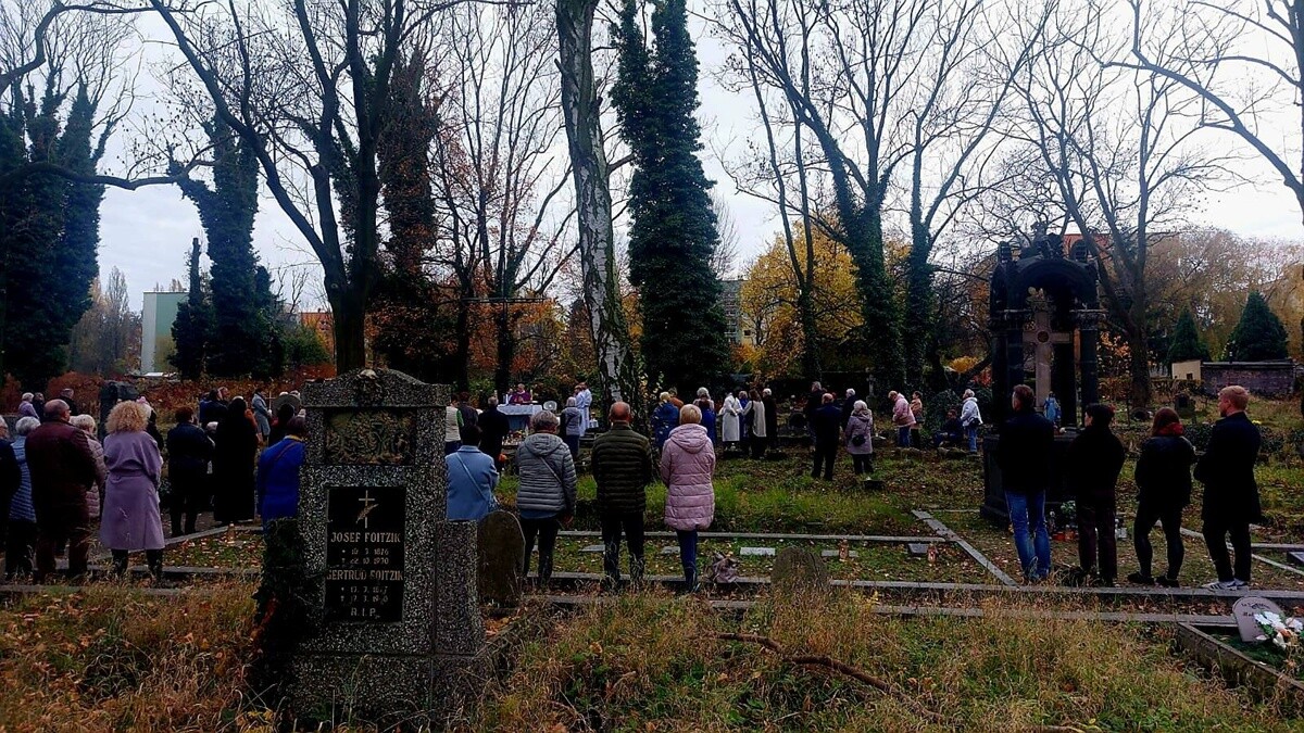 Kwesta na Starym Cmentarzu Parafialnym: Ponad 9 tysięcy złotych na ratowanie Orzegowskiej Nekropolii. / fot. TMO