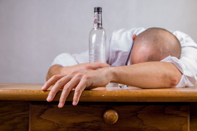 Libacja alkoholowa zakończona kradzieżą. Suma strat = 10 000 złotych