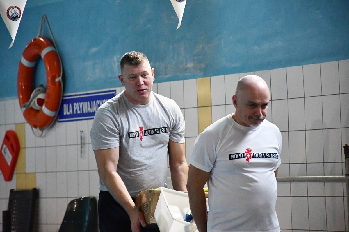 Sport na rzecz WOŚP – sztafeta pływacka i mecz hokeja pod wodą w Rudzie Śląskiej.