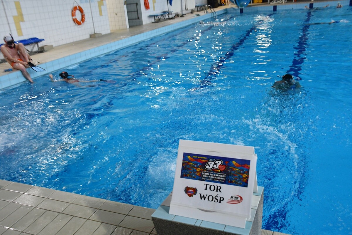 Sport na rzecz WOŚP – sztafeta pływacka i mecz hokeja pod wodą w Rudzie Śląskiej.