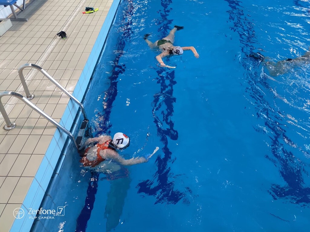 Sport na rzecz WOŚP – sztafeta pływacka i mecz hokeja pod wodą w Rudzie Śląskiej.