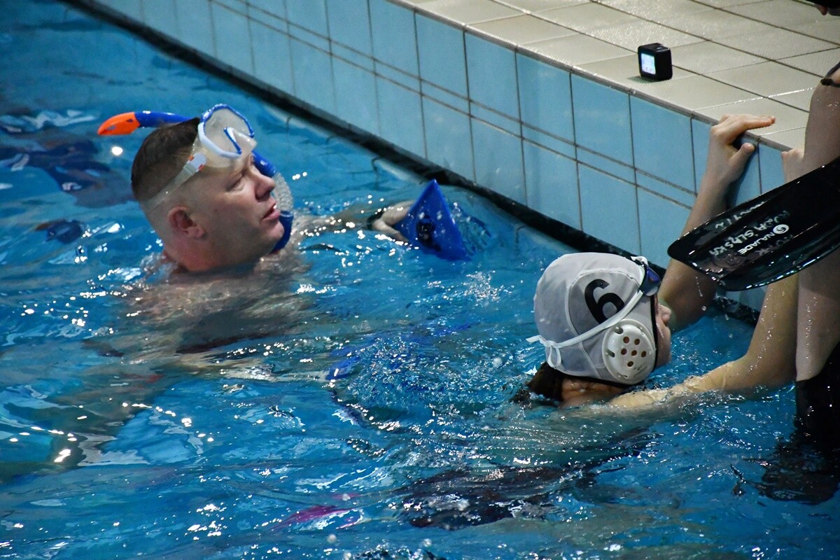 Sport na rzecz WOŚP – sztafeta pływacka i mecz hokeja pod wodą w Rudzie Śląskiej.