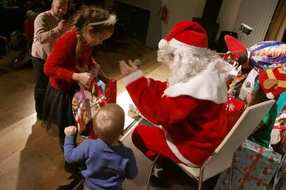 Święty Mikołaj miał wczoraj ręce pełne roboty. Odwiedził wiele rudzkich domów, szkół i przedszkoli. Zawitał także do bielszowickiego Domu Kultury gdzie rozdał wyczekującym go dzieciom prezenty.