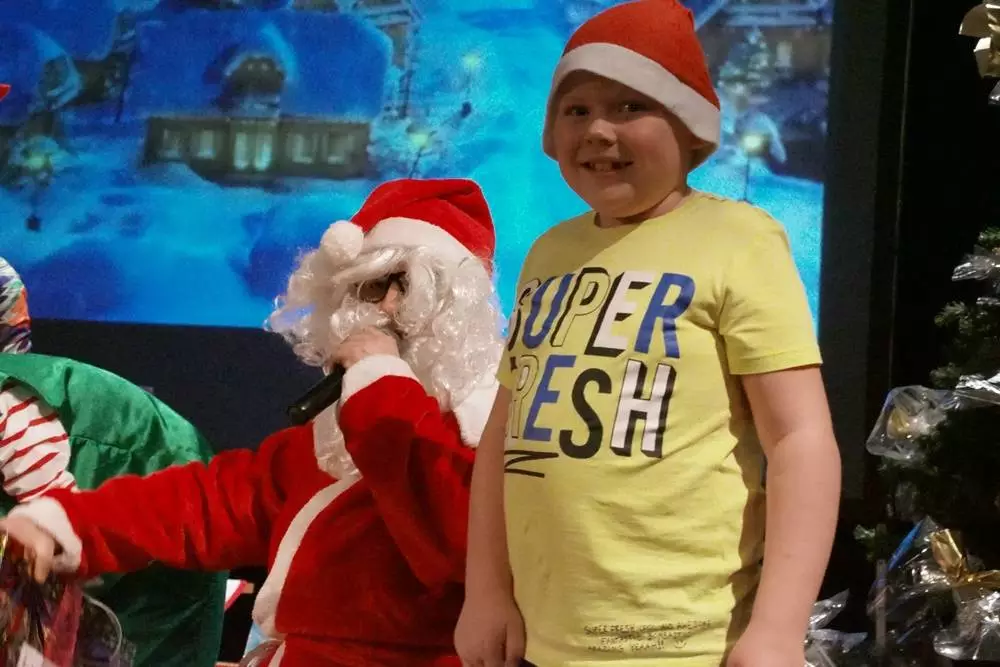 Święty Mikołaj miał wczoraj ręce pełne roboty. Odwiedził wiele rudzkich domów, szkół i przedszkoli. Zawitał także do bielszowickiego Domu Kultury gdzie rozdał wyczekującym go dzieciom prezenty.