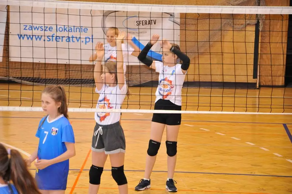 W hali MOSiR w Haalembie trwa Młodzieżowy Festiwal Siatkówki. W pierwszym dniu rozgrywek w Rudzie Ślaskiej rywalizowały dziewczynki w kategorii minisiatkówki dwójek. Do zawodów o Puchar Małgorzaty Glinki przystąpiło 36 zespołów.