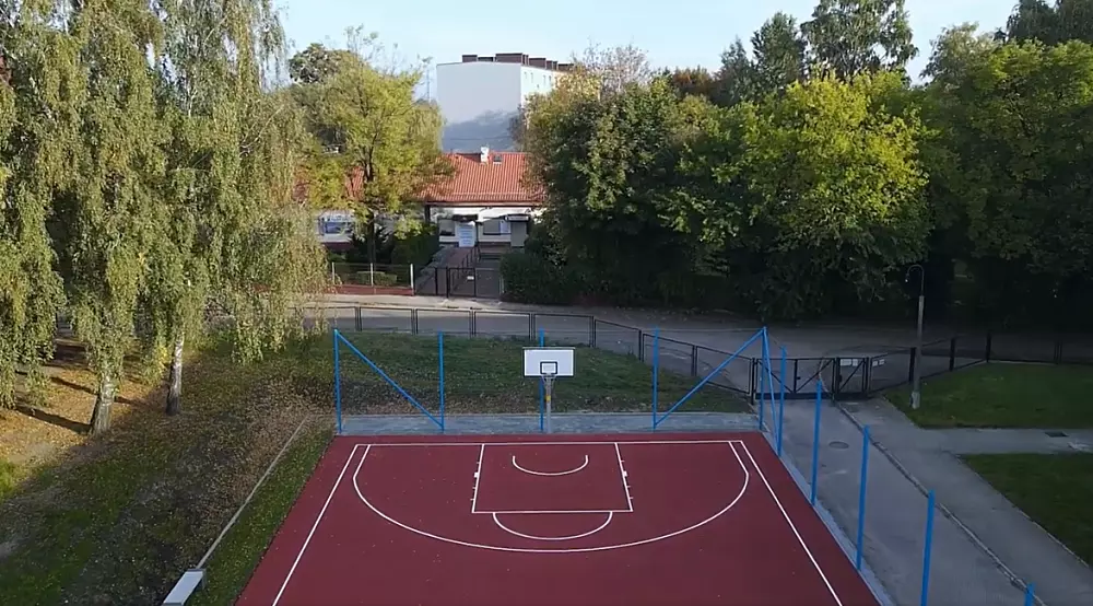 Modernizacja boiska do koszykówki przy Szkole Podstawowej nr 6 w Orzegowie ukończona! / fot. screen FB Grażyna Dziedzic