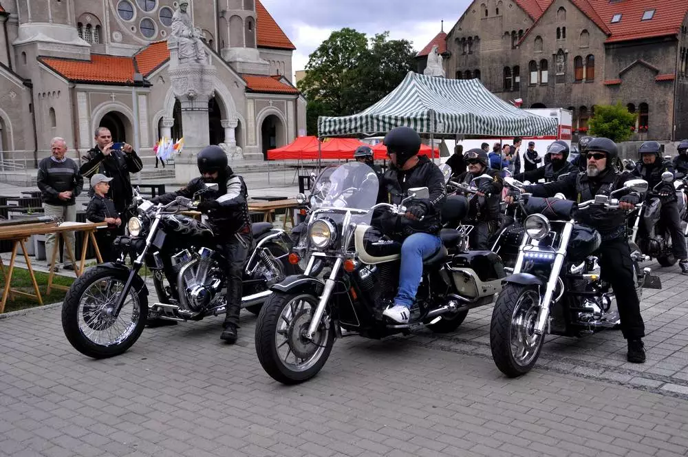 W sobotnie przedpołudnie na rynku rozpoczęła się kolejna akcja z cyklu Motoserce,organizowana przez rudzki klub motocyklowy Invaders MC Poland.