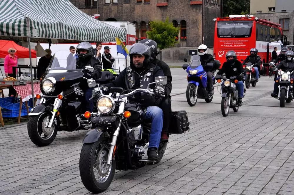 W sobotnie przedpołudnie na rynku rozpoczęła się kolejna akcja z cyklu Motoserce,organizowana przez rudzki klub motocyklowy Invaders MC Poland.