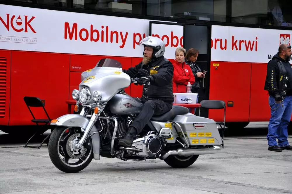 W sobotnie przedpołudnie na rynku rozpoczęła się kolejna akcja z cyklu Motoserce, organizowana przez rudzki klub motocyklowy Invaders MC Poland.