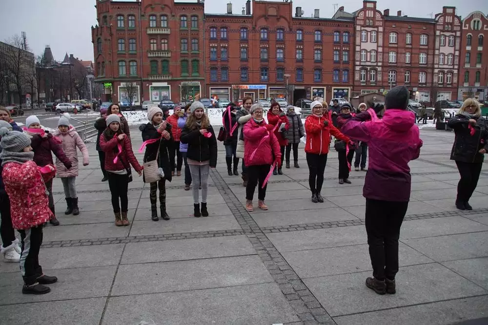 Rudzianki wzięły udział w środę, w akcji One Billion Rising - Nazywam się Miliard. Kobiety zatańczyły na nowobytomskim rynku sprzeciwiając się w ten sposób przemocy wobec kobiet.