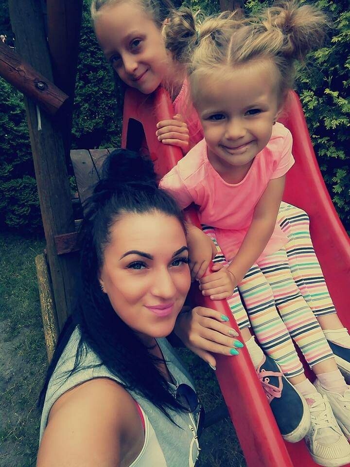Mama Aneta z corkami Julia I Wiktoria
dzielnica: Halemba