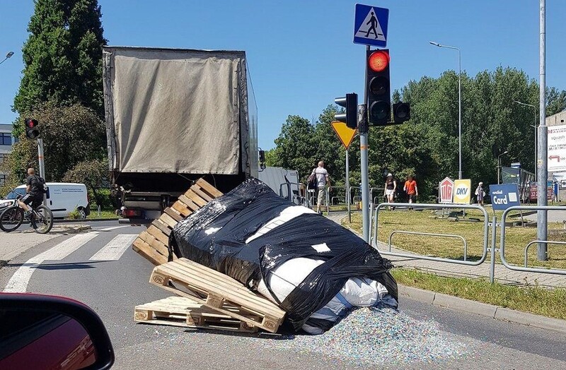 Niezabezpieczony ładunek wypadł z ciężarówki na Czarnym Lesie