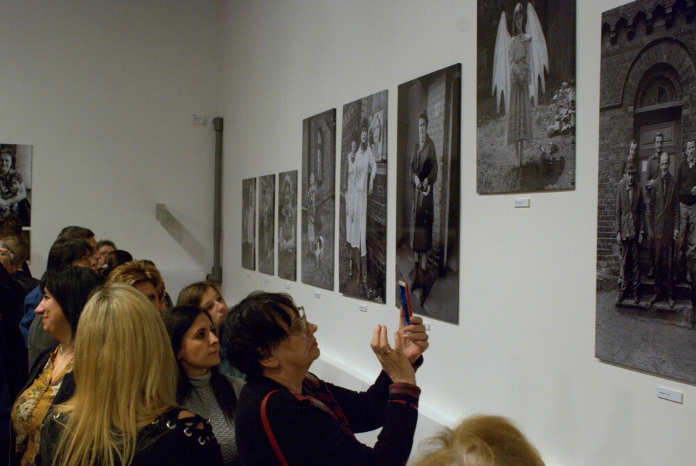 - Kulturalne serce Rudy Śląskiej bije dziś w Chebziu – zaznaczył Krzysztof Gołuch, fotograf, rudzianin, a zarazem kurator wystawy "Nieznany Dworzec", którą otwarto uroczyście w Galerii Fermata mieszczącej się w Stacji Biblioteka na dworcu PKP w Rudzie Śląskiej – Chebziu.