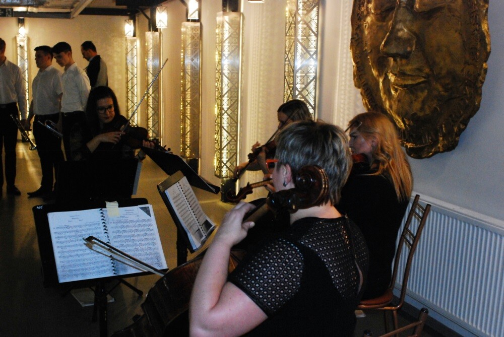 - Kulturalne serce Rudy Śląskiej bije dziś w Chebziu – zaznaczył Krzysztof Gołuch, fotograf, rudzianin, a zarazem kurator wystawy "Nieznany Dworzec", którą otwarto uroczyście w Galerii Fermata mieszczącej się w Stacji Biblioteka na dworcu PKP w Rudzie Śląskiej – Chebziu.