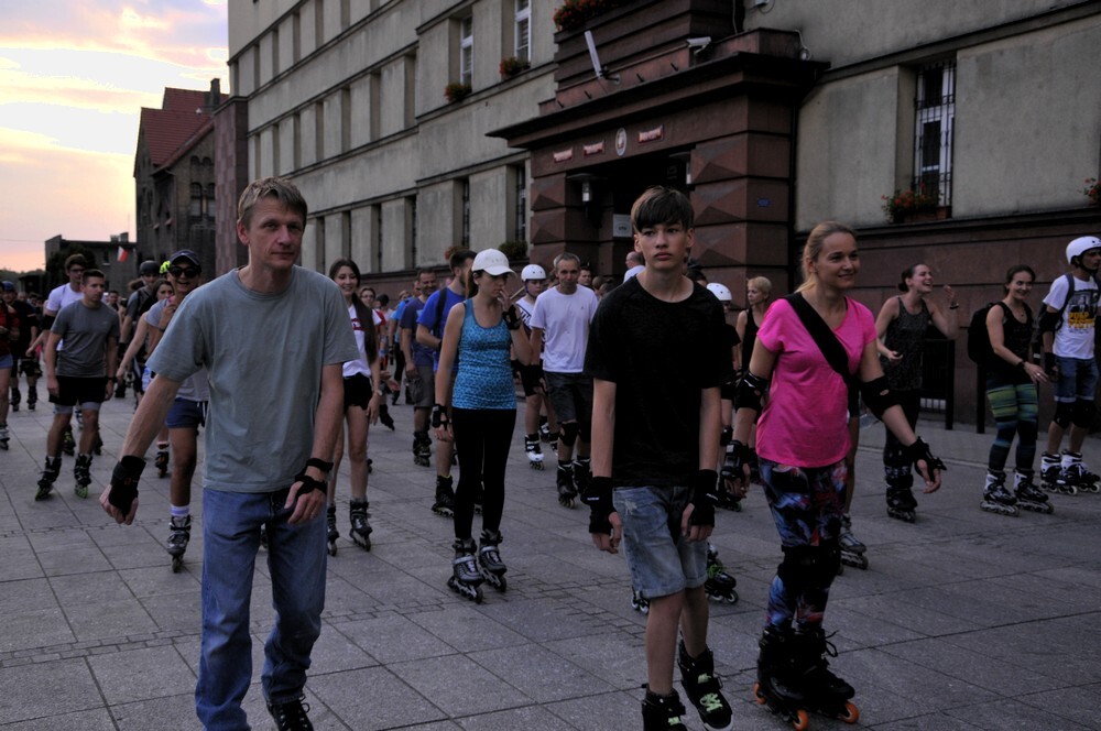 W czwartkowy wieczór plac Jana Pawła II wypełnił się miłośnikami jazdy na rolkach, którzy o godzinie 20:00 ruszyli wieczornym przejazdem w stronę Burloch Areny.