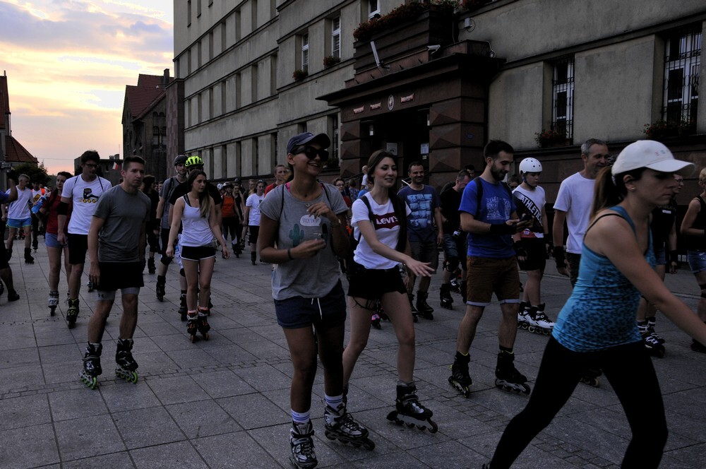 W czwartkowy wieczór plac Jana Pawła II wypełnił się miłośnikami jazdy na rolkach, którzy o godzinie 20:00 ruszyli wieczornym przejazdem w stronę Burloch Areny.