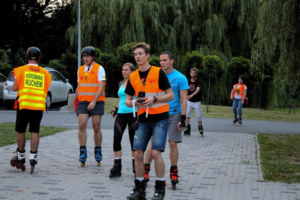 W czwartkowy wieczór plac Jana Pawła II wypełnił się miłośnikami jazdy na rolkach, którzy o godzinie 20:00 ruszyli wieczornym przejazdem w stronę Burloch Areny.