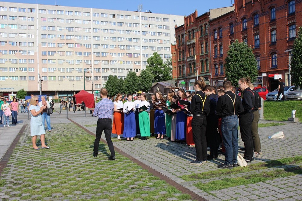 Muzyka dawna, współczesna, klasyczna, dziecięca, jazz i pop oraz folklor zabrzmiały w sobotę na ulicach Rudy Śląskiej. Wszystko to za sprawą drugiej Nocy Chórów.