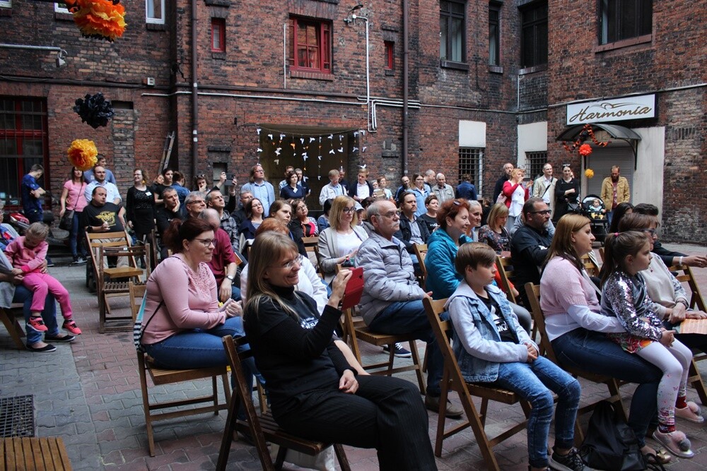 Muzyka dawna, współczesna, klasyczna, dziecięca, jazz i pop oraz folklor zabrzmiały w sobotę na ulicach Rudy Śląskiej. Wszystko to za sprawą drugiej Nocy Chórów.