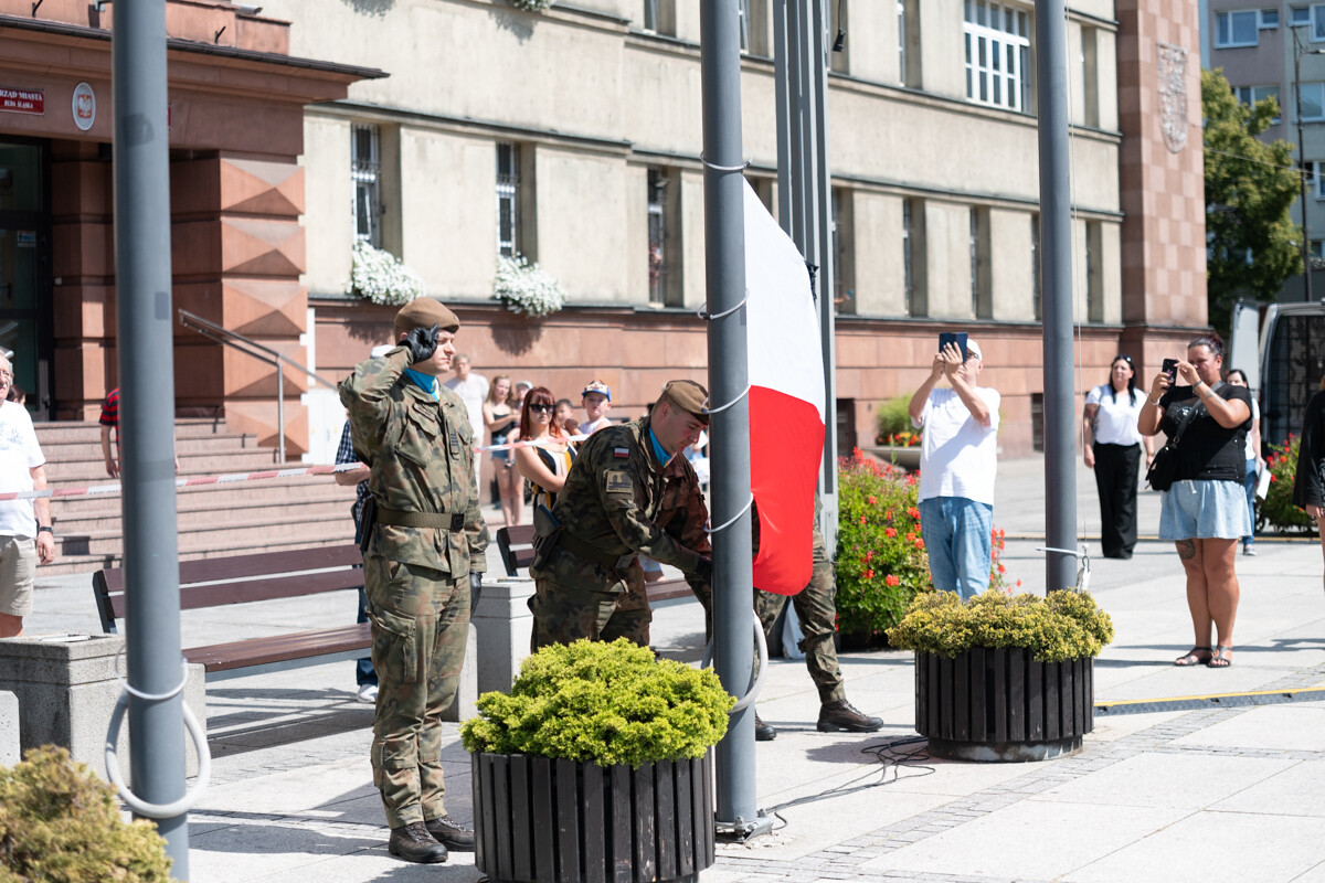 Plac Jana Pawła II w Rudzie Śląskiej był miejscem uroczystego apelu WCR Chorzów z okazji Święta Wojska Polskiego / fot. Marek Faber