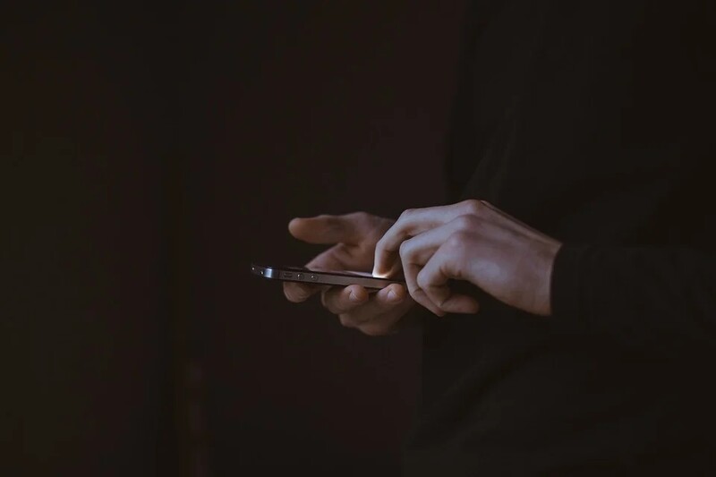 Oszustwo na "wyłączenie prądu". 34-latek stracił 1000 zł. Uważajcie na fałszywe SMS-y!