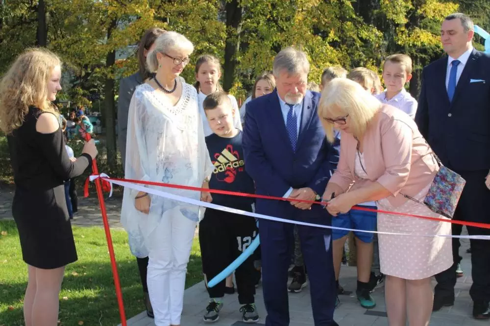 W sobotę na terenie Szkoły Podstawowej nr 13 im. Alfreda Szklarskiego z oddziałami integracyjnymi do użytku została oficjalnie oddana nowoczesna pracownia przyrodnicza oraz kompleks boisk.