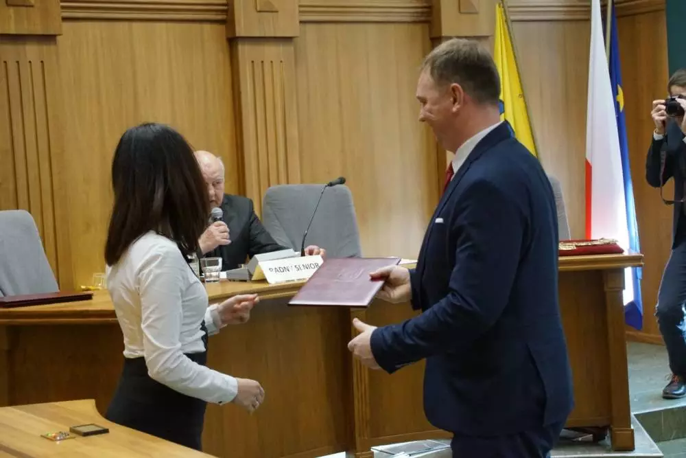 Podczas pierwszej sesji nowej kadencji Rady Miasta Ruda Śląska nastąpiło zaprzysiężenie radnych i prezydenta, podjęto również uchwałę w głosowaniu tajnym o wyborze przewodniczącego.