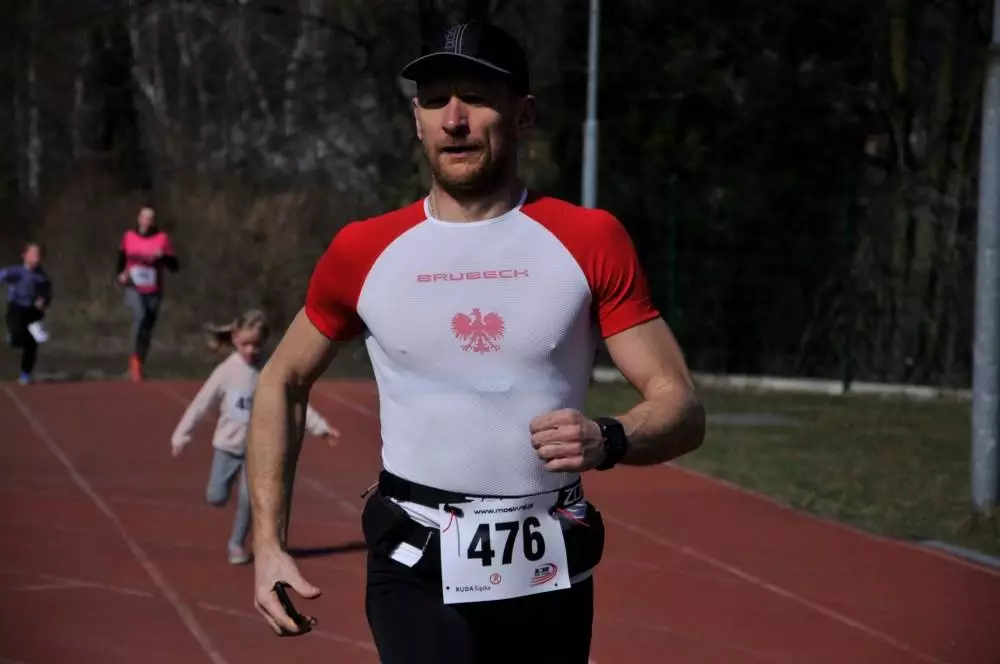 Miłośnicy biegania i zdrowego stylu życia ponownie spotkali się na bieżni Szkoły Podstawowej Sportowej nr 15 w Rudzie Śląskiej. Dzisiaj (23 marca) o godzinie 11.00 odbył się pierwszy w tym roku Bieg Wiewiórki, który rozpoczął czwarty sezon tej popularnej biegowej imprezy.