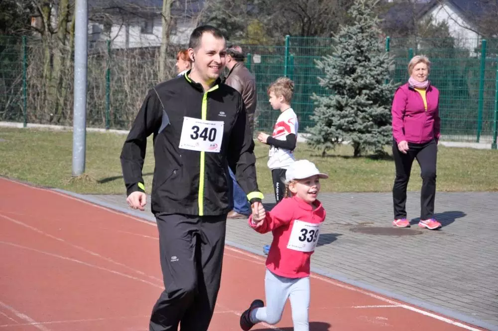 Miłośnicy biegania i zdrowego stylu życia ponownie spotkali się na bieżni Szkoły Podstawowej Sportowej nr 15 w Rudzie Śląskiej. Dzisiaj (23 marca) o godzinie 11.00 odbył się pierwszy w tym roku Bieg Wiewiórki, który rozpoczął czwarty sezon tej popularnej biegowej imprezy.
