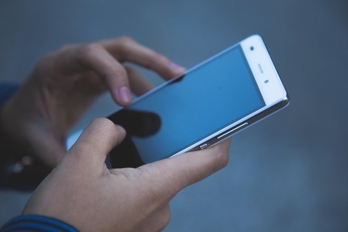 Piesi, pamiętajcie o zakazie korzystania z telefonów na przejściu!