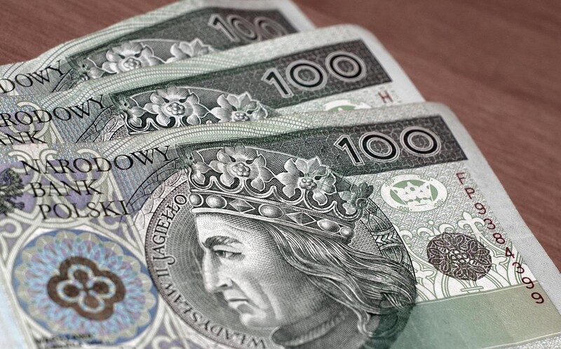 Pijany 48-letni kierowca chciał wręczyć policjantom łapówkę. Oferował 360 złotych!