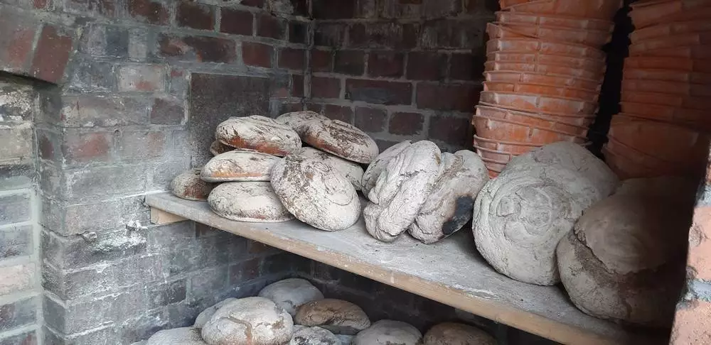 W zabytkowym piecu chlebowym przy okazji Pikniku przy Piekaroku wciąż wypiekany jest smaczny chleb. 