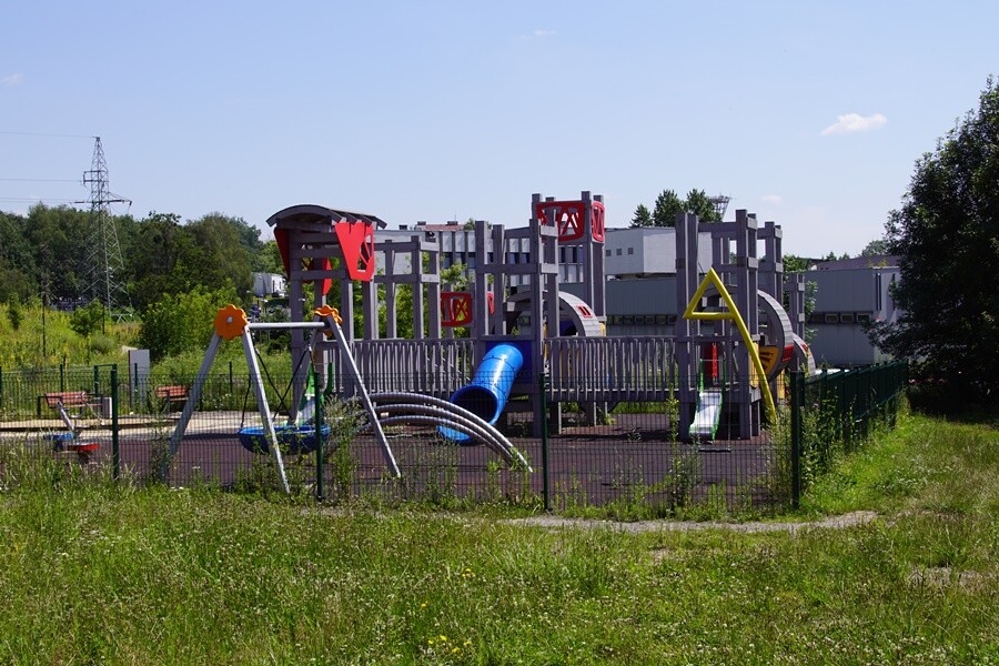 Wulgarne napisy i malunki, uszkodzenia na elementach drewnianych, wyłamana furtka - tak wygląda plac zabaw przy ulicy 1 Maja. Miejsce to po raz kolejny zostało zdewastowane. Przypomnijmy, że do podobnych zniszczeń na tym placu zabaw dochodzi systematycznie. Pierwszy raz wulgarne napisy pojawiły się na placu niespełna trzy miesiące po jego otwarciu.